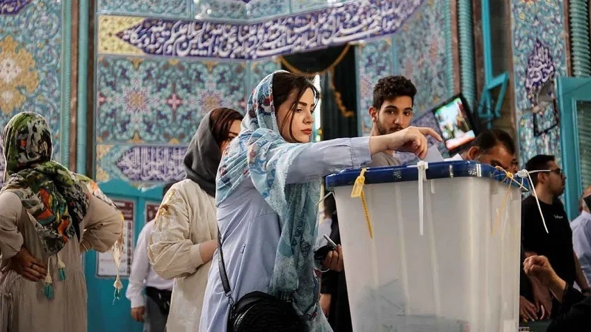 İran’da oy verme işlemi saat 24.00’e kadar uzatıldı