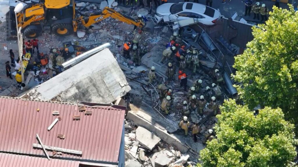Küçükçekmece'de 3 katlı bina çöktü: 1 kişi hayatını kaybetti