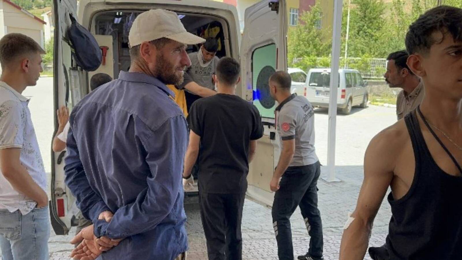 Bitlis’te tarım aracı devrildi: 8 ‘çocuk işçi’ yaralandı
