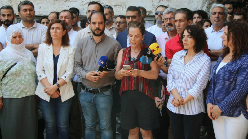 Diyarbakır’da STK’lar kafe saldırılarına karşı basın açıklaması yaptı