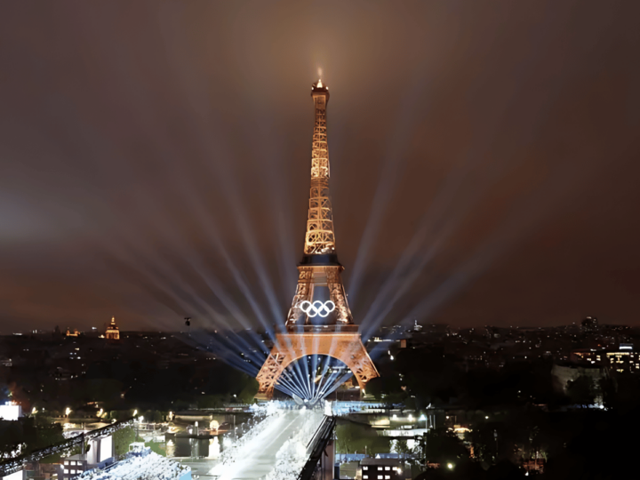 Olimpiyat ateşi Paris’te sağanak yağmur altında yakıldı