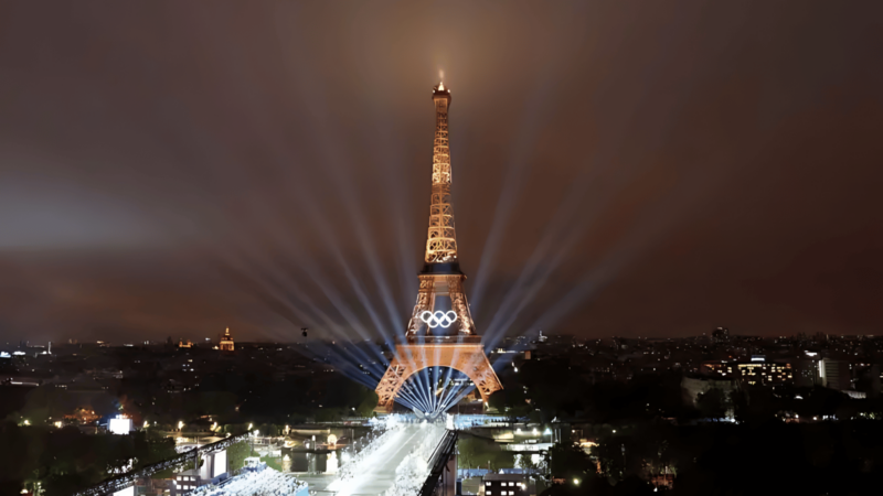 Olimpiyat ateşi Paris’te sağanak yağmur altında yakıldı
