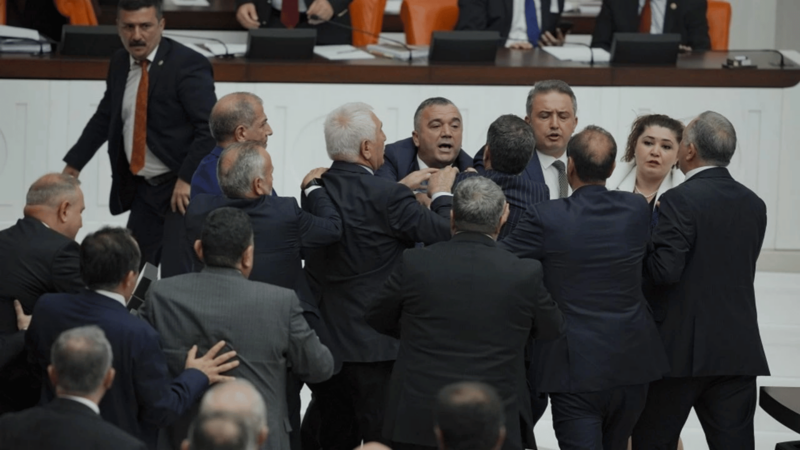 Mecliste MHP’li Akçay ile İYİ Parti’li Türkoğlu arasında kavga