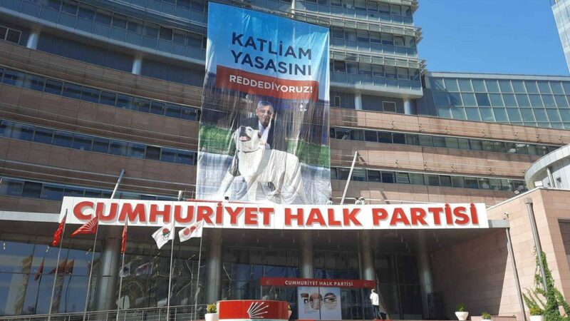 CHP Genel Merkezi’ne “Katliam yasasını reddediyoruz” pankartı asıldı
