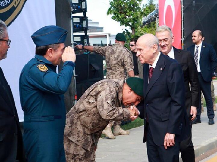 Özel Harekat Başkanı Süleyman Karadeniz, Bahçeli’nin elini öptü