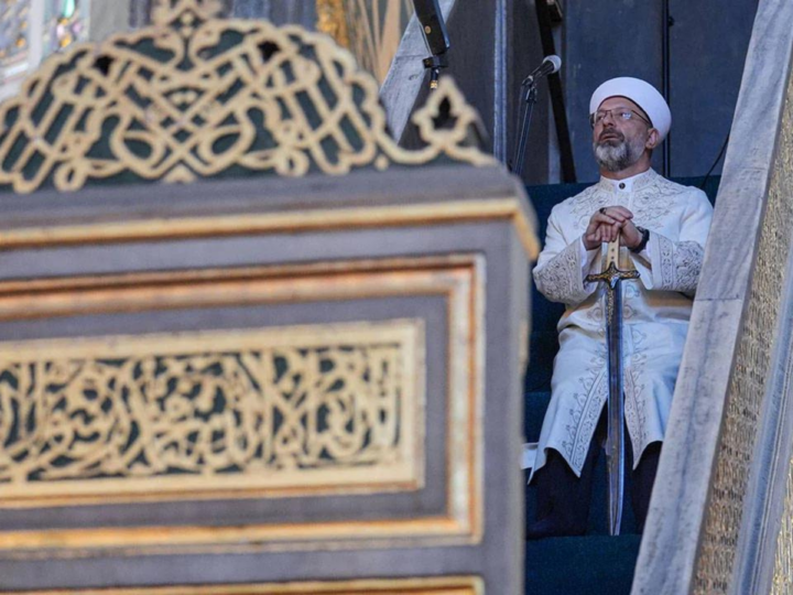 Ali Erbaş, Haniye için kılınan namazda kılıçla Ayasofya’nın minberine çıktı